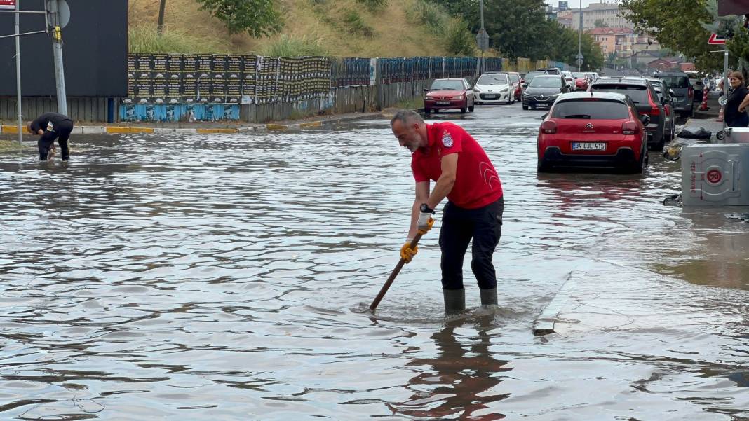 İstanbul'da sağanak hayatı felç etti! Araçlar sular altında kaldı 67